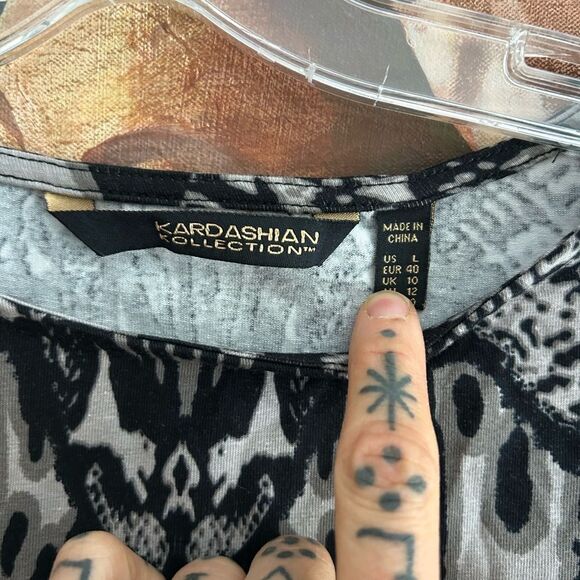 Kardashian Kollection Black and Gray Snake Patterned Long Sleeve Crop Top Large - Picture 3 of 10